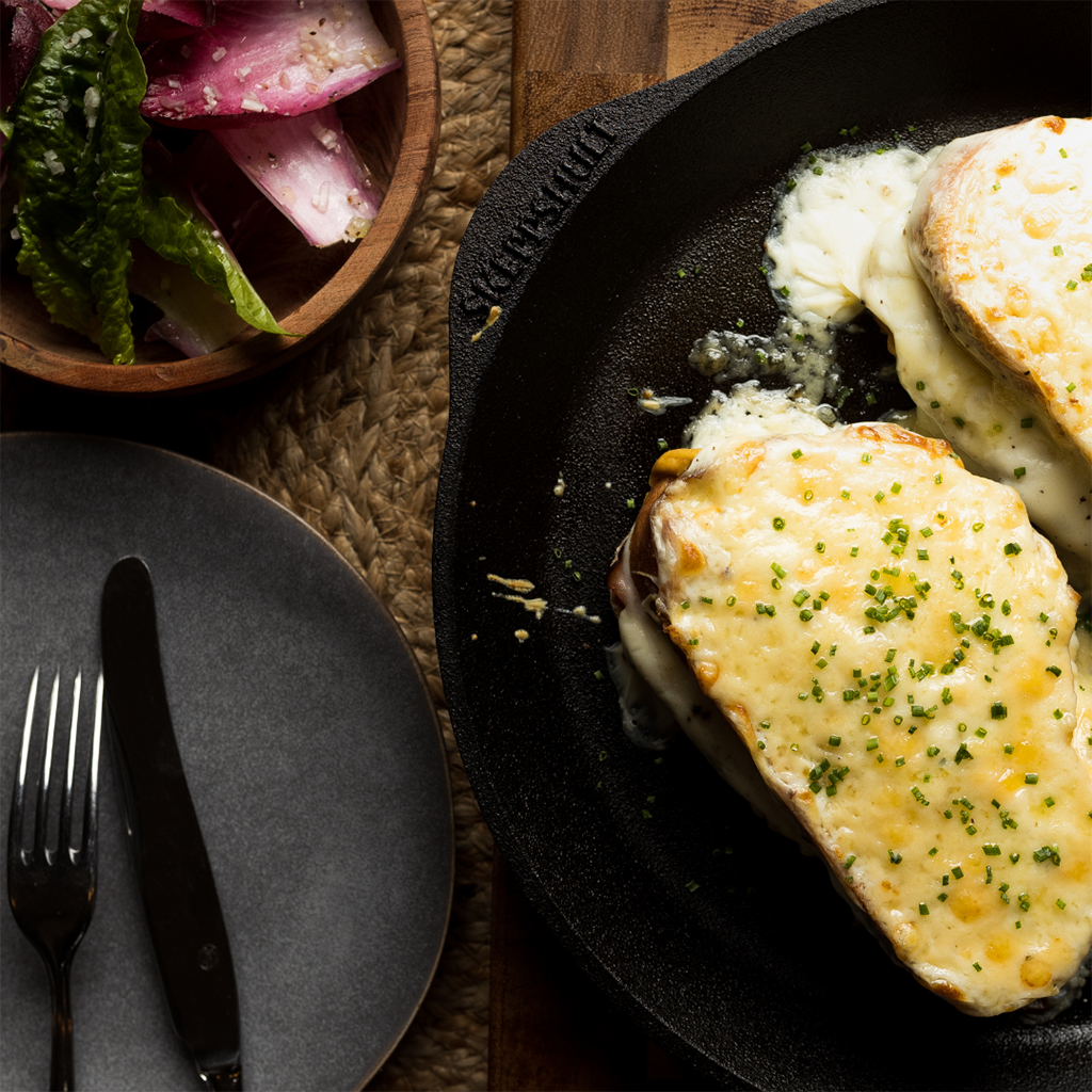 Klassisk  Croque Monsieur  med krispig sallad Klassisk  Croque Monsieur  med krispig sallad